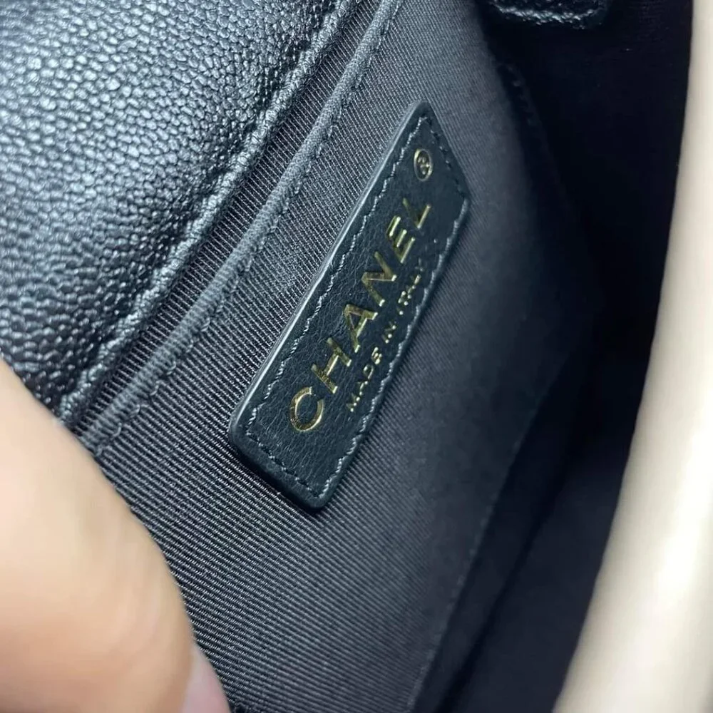 100% Authentic CHANEL Leather Shoulder Bag - Picture 14 of 15